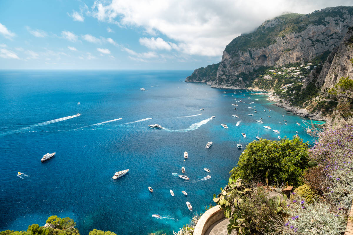 Costa de Capri salpicada de barcos