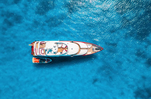 Vista de un barco en el mar azul intenso de Cerdeña