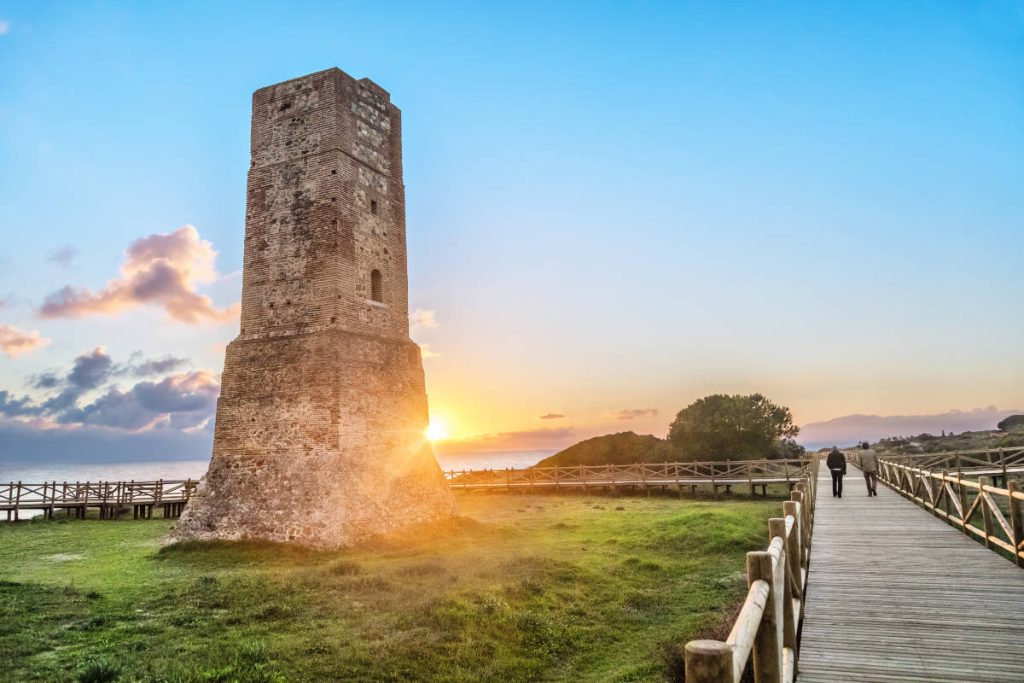 Torre de los Ladrones al atardecer en el monumento natural de las Dunas de Artola, en la playa de Cabopino