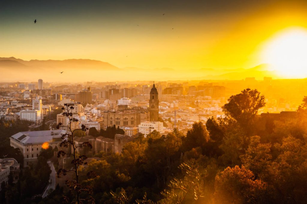 Vista de la ciudad de Málaga con la luz dorada del atardecer.