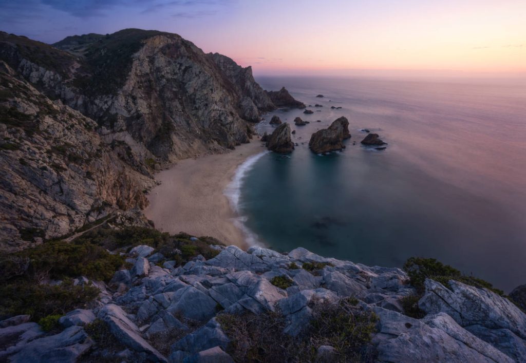 Vista de la Praia de Ursa al atardecer desde el acantilado.