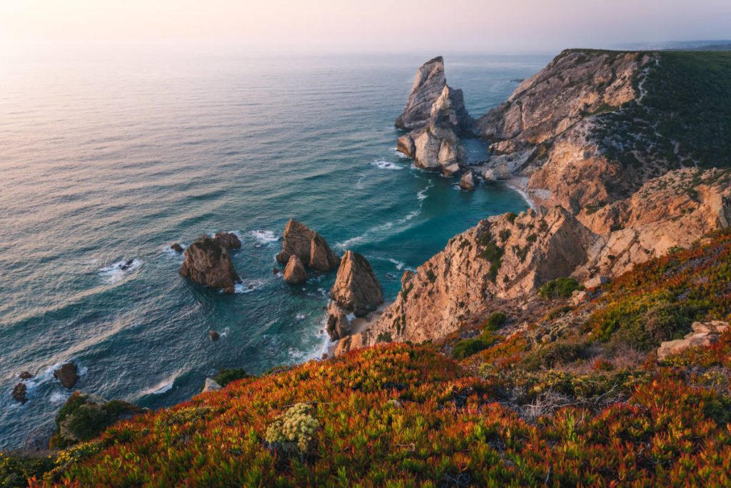 Vista de los acantilados de la costa portuguesa y las formaciones rocosas de Praia da Ursa desde arriba.