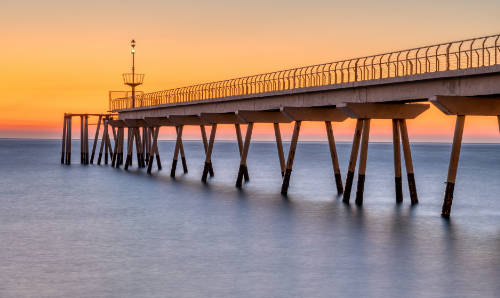 El Pont del Petroli, junto a la platja de l'Estació.