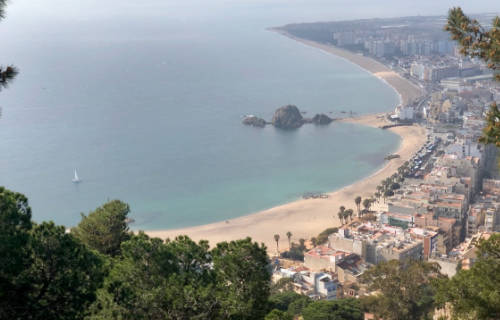 Vista de la playa de Blanes desde el Castell de Sant Joan.