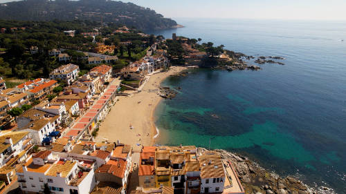 Vista aérea de la playa del Canadell, en Calella de Palafrugell.