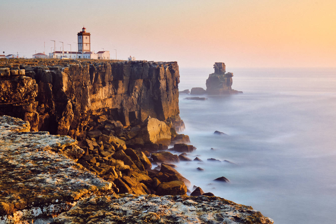 Vista de los acantilados en la península de Peniche, con el Faro del Cabo Carvoeiro al fondo.