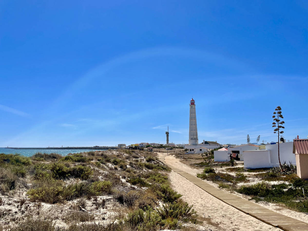 Vista del Faro del Cabo de Santa María, en la Ilha da Culatra.