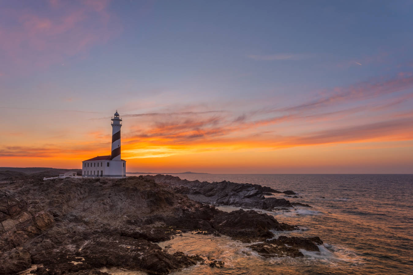 Vista del Faro de Favàritx, en Menorca, al atardecer.