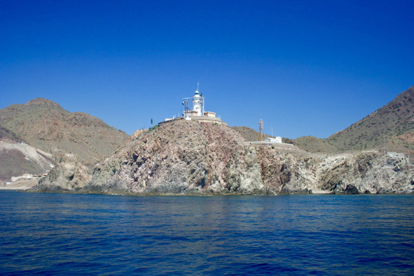 Vista del Faro de Cabo de Gata, en Almería, desde el mar.