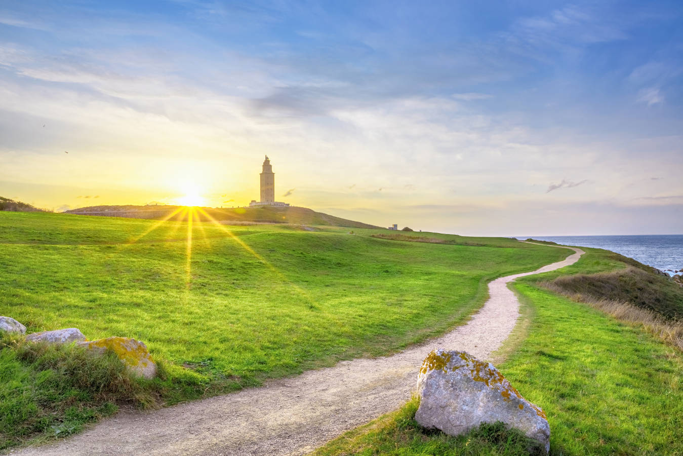 Vista de un paisaje con la Torre de Hércules, el faro romano más antiguo que sigue en funcionamiento, al fondo.