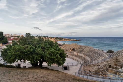 Ruinas del Anfiteatro Romano de Tarragona, con la playa del Miracle al fondo.