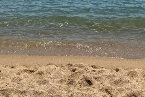 Arena y mar en Barcelona.