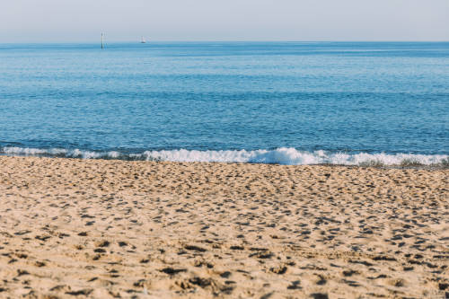 Vista de la arena y el mar en Barcelona.