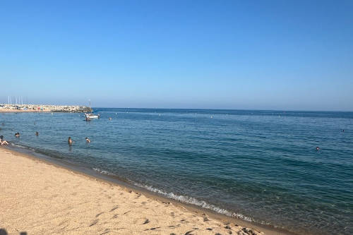 Arena y mar en la playa de Sant Pol, en Sant Pol de Mar.