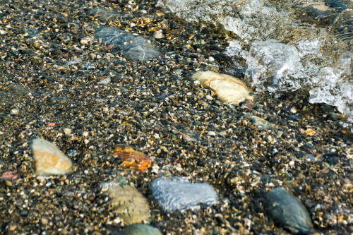 Vista de rocas en la playa.