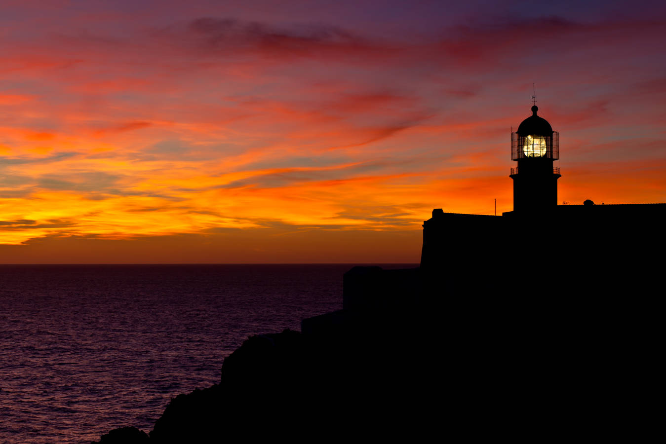 Silueta del Faro de Cabo San Vicente, en Sagres, Portugal.