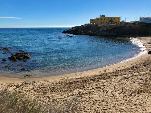 Vista de Cala Mijo, una de las playas caninas de Águilas, Murcia.