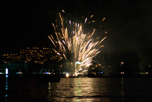 Fuegos artificiales en la playa de La Punta, en Roses, vistos desde el mar durante la noche de Sant Joan